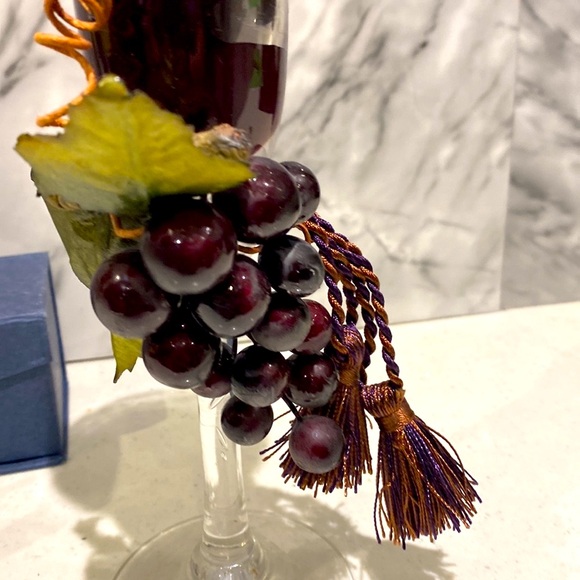 beautiful wine glass with inside candle grapes and pic of Jesus in crystal - Picture 5 of 7